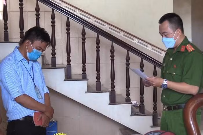  Bác sĩ ở Bình Dương tiêm vaccine chui lấy tiền của dân: Nguyễn Thái Hiệp là bác sĩ và Lê Văn Thắng (là giữ xe tại đơn vị này) của Trung tâm y tế thị xã Tân Uyên tỉnh Bình Dương đã cấu kết tiêm vaccine phòng COVID-19 để lấy tiền của người dân. Thắng và Hiệp đã móc nối với nhau để tiêm cho 52 người với tổng số tiền gần 28 triệu đồng(600.000/người). Ngày 17/11, Công an tỉnh Bình Dương cho biết, đã khởi tố 2 đối tượng này. (Ảnh: Đối tượng Hiệp)