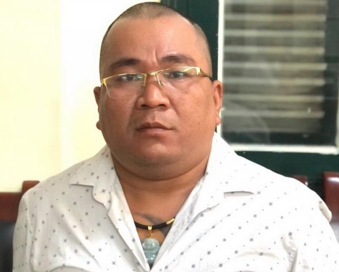  Lừa đảo gần 200 người xuất khẩu sang Hàn Quốc: Vũ Đức Minh (39 tuổi) và Đinh Hồng Quang (41 tuổi, đều ở Hà Nội) đã dùng giấy CMND giả, mở tài khoản giả nhằm che giấu nhân thân để lừa gần 200 người có nhu cầu xuất khẩu lao động sang Hàn Quốc với số tiền gần 3 tỷ đồng. Ngày 17/11, Công an TP Đà Nẵng cho biết đang tạm giữ 2 đối tượng này để điều tra. (Ảnh: Đối tượng Quang) 