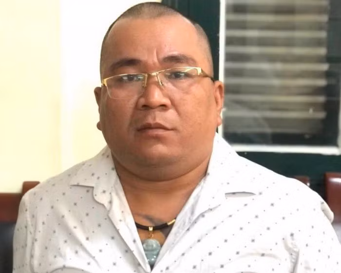  Lừa đảo gần 200 người xuất khẩu sang Hàn Quốc: Vũ Đức Minh (39 tuổi) và Đinh Hồng Quang (41 tuổi, đều ở Hà Nội) đã dùng giấy CMND giả, mở tài khoản giả nhằm che giấu nhân thân để lừa gần 200 người có nhu cầu xuất khẩu lao động sang Hàn Quốc với số tiền gần 3 tỷ đồng. Ngày 17/11, Công an TP Đà Nẵng cho biết đang tạm giữ 2 đối tượng này để điều tra. (Ảnh: Đối tượng Quang) 