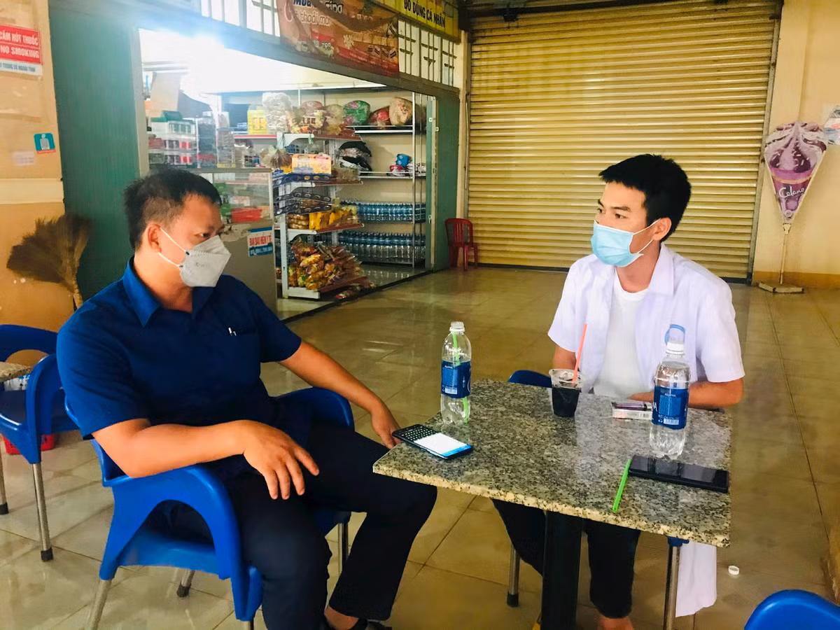  Người nhà bệnh nhân hành hung nhân viên y tế: Trong lúc cấp cứu cho bệnh nhân tại TTYT huyện Đắk R'Lấp (Đắk Nông), ông Lê Bá Hòa (nhân viên y tế) bất ngờ bị người nhà bệnh nhân Nguyễn Thị Thơm liên tục hành hung. Ngày 17/11, Công an huyện Đắk R’Lấp cho biết đang điều tra, làm rõ. (ông Hoà mặc áo trắng. Ảnh Công lý)