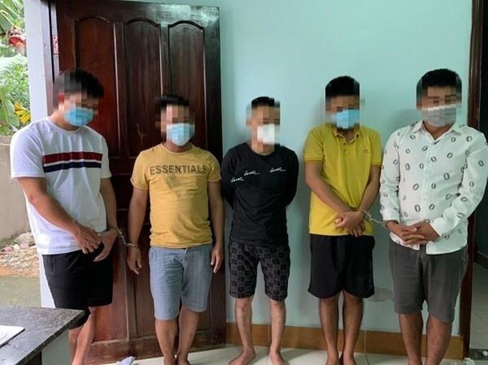  Triệt phá tụ điểm tổ chức "bay lắc" ma túy trong căn biệt thự: Ngày 17/11, Công an thị xã Phú Mỹ, tỉnh Bà Rịa – Vũng Tàu cho biết vừa triệt phá tụ điểm tổ chức "bay lắc" ma túy trong căn biệt thự trên địa bàn. Để tổ chức cho các con nghiện đến 'bay lắc' ma túy, Huỳnh Văn Lượng (31 tuổi, quê Kiên Giang) đã thuê một căn biệt thự và thiết kế đầy đủ ánh sáng, loa đèn cho các dân chơi đến tụ tập, đàn đúm. 