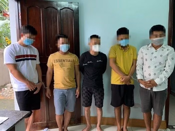  Triệt phá tụ điểm tổ chức "bay lắc" ma túy trong căn biệt thự: Ngày 17/11, Công an thị xã Phú Mỹ, tỉnh Bà Rịa – Vũng Tàu cho biết vừa triệt phá tụ điểm tổ chức "bay lắc" ma túy trong căn biệt thự trên địa bàn. Để tổ chức cho các con nghiện đến 'bay lắc' ma túy, Huỳnh Văn Lượng (31 tuổi, quê Kiên Giang) đã thuê một căn biệt thự và thiết kế đầy đủ ánh sáng, loa đèn cho các dân chơi đến tụ tập, đàn đúm. 