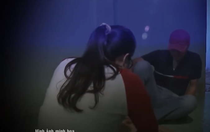 Đến nơi, Luyến bắt Yép phải trả tiền. Yép xuống nước năn nỉ được trả trước 2 triệu đồng. Luyến không chịu mà la lớn và dọa sẽ đến bến xe “làm um lên”. Sợ các phòng trọ bên cạnh nghe, Yép đưa tay bịt miệng chị Luyến. Chị Luyến bức xúc, càng la lớn nên Yép đè mặt Luyến xuống nệm khiến Luyến ngạt thở tử vong.