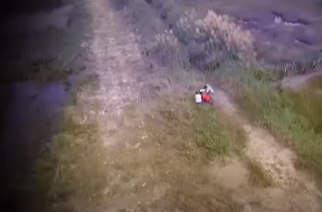 Qua điều tra, Công an được biết đối tượng này chỉ liên lạc với một người bạn khi đến đất Campuchia. Anh ta liên tục thay sim điện thoại; hẹn gặp bạn thì luôn thay đổi địa điểm gặp. Mãi đến 21h ngày 3/4/2016, các trinh sát mới dẫn dụ được Yép về biên giới Việt Nam và thực hiện lệnh bắt giữ.