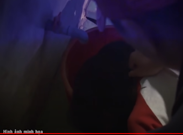 Phát hiện chị Luyến đã chết, Yép bế thi thể chị Luyến vào nhà vệ sinh để nạn nhân trong tư thế úp mặt vào xô nước tạo hiện trường giả. Sau đó, Yép lấy 2 điện thoại, tháo 32 chiếc vòng nạn nhân đang đeo trên tay và rời khỏi hiện trường, về lại nhà trọ của anh ta ngủ đến sáng hôm sau rồi chạy xe về An Giang.