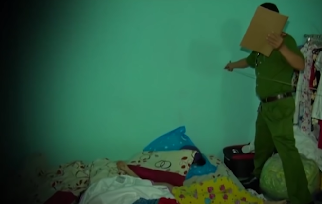 Nhận được tin báo, lực lượng chức năng đã nhanh chóng cử người xuống hiện trường. Qua trình khám xét, xác định dấu vết trên thân thể của nạn nhân kết hợp với thông tin của gia đình cung cấp xác định đây là dấu hiệu giết người cướp tài sản.