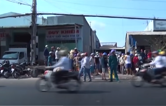 Theo hồ sơ vụ án, sáng 30/3/2016, người bạn làm chung với chị Huỳnh Thị Lưu Luyến (31 tuổi, ngụ phường 6, TP. Cà Mau) không thấy nạn nhân đến nơi làm việc, nên đến nhà trọ tìm. Thấy cửa phòng bị móc khóa ngoài, người bạn của chị Luyến mở cửa phòng vào thì tá hỏa phát hiện chị đã chết trong tư thế đầu cắm vào xô nước; tài sản là nữ trang bị lột mất. 