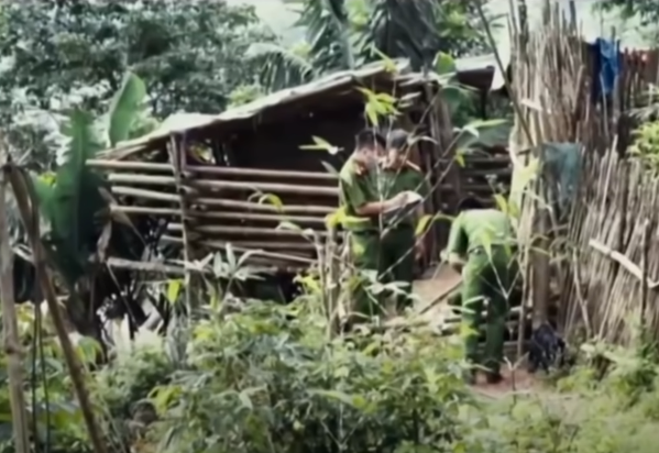 Theo đó, khoảng 23h ngày 6/5/2018, Khánh đi ăn nhà mới về, qua nhà chị Triệu Thị Phương (SN 1984) Khánh vào xin uống nước và đã nảy sinh ý định đòi quan hệ tình dục với chị Phương, nhưng chị Phương không chấp nhận và đuổi Khánh về.