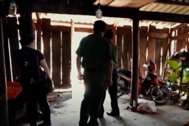 Trong khi Coi đang tìm số điện thoại của Công an viên để gọi điện, còn Phương đứng dựa lưng vào cửa nhà. Lúc này Khánh đẩy cửa bước vào nhà, trên tay vẫn cầm dao Khánh tiếp tục chém nhiều phát vào người Phương. Thấy vậy Coi liền bỏ chạy ra khỏi nhà, trượt xuống ta luy trước cửa nhà để chạy trốn, còn Khánh thì vẫn ở lại trong nhà Coi, tay cầm dao tiếp tục đuổi chém Phương. (Ảnh minh hoạ) 