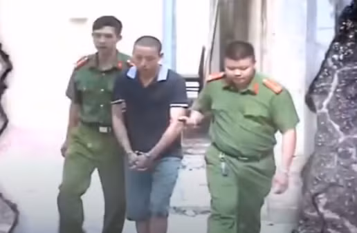 Chỉ sau hơn 2 giờ đồng hồ truy tìm, lực lượng Công an đã xác định và bắt giữ được nghi phạm gây án là Lý Đình Khánh (sinh năm 1987, trú tại địa phương).