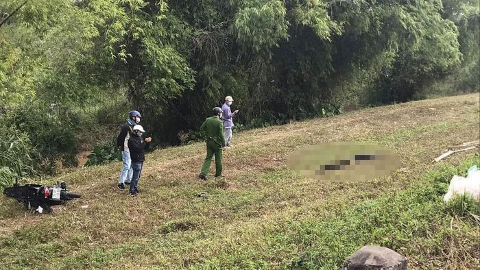  Một người đàn ông tử vong bên cạnh chiếc xe máy dưới chân đê: Ngày 13/11, Công an huyện Đan Phượng (Hà Nội) cho biết, đang thụ lý giải quyết vụ xe máy lao xuống đê, khiến một người đàn ông tử vong trên địa bàn. Nguyên nhân ban đầu được xác định, có thể nạn nhân tự lao xuống chân đê dẫn đến tử vong. Cơ quan chức năng đã ra thông báo truy tìm tung tích nạn nhân. 