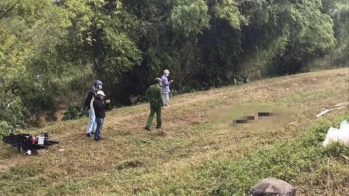  Một người đàn ông tử vong bên cạnh chiếc xe máy dưới chân đê: Ngày 13/11, Công an huyện Đan Phượng (Hà Nội) cho biết, đang thụ lý giải quyết vụ xe máy lao xuống đê, khiến một người đàn ông tử vong trên địa bàn. Nguyên nhân ban đầu được xác định, có thể nạn nhân tự lao xuống chân đê dẫn đến tử vong. Cơ quan chức năng đã ra thông báo truy tìm tung tích nạn nhân. 