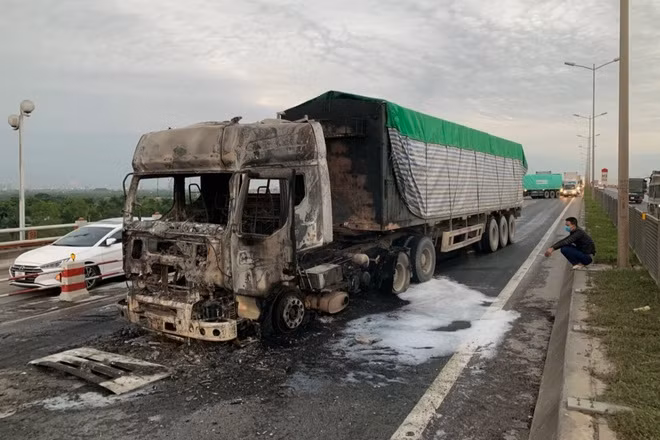 Lúc 8h cùng ngày, giao thông trên tuyến Vành đai 3 ùn tắc hơn 5 km từ khu vực xảy ra sự cố trên cầu Thanh Trì tới nút giao Vành đai 3 - quốc lộ 5. Tài xế Nguyễn Quang Phong cho biết anh mất gần 40 phút để thoát khỏi khu vực ùn ứ. Hiện nguyên nhân vụ xe container cháy trơ khung trên cầu Thanh Trì đang được cơ quan chức năng điều tra, làm rõ. 