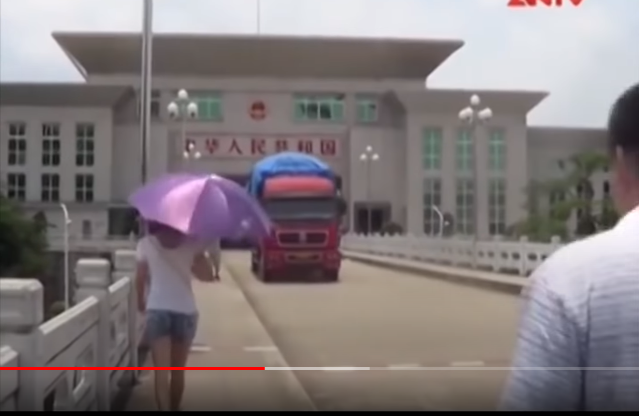 Trở lại Móng Cái, Quảng Ninh giữa lúc Tuyết đang lang thang chưa biết đi đâu về đâu thì một người phụ nữ lạ mặt xuất hiện chị ta nói cũng đến đón con gái bị trục xuất và ngỏ ý giúp đỡ. Trong lúc người phụ nữ chưa lên xe, Tuyết nhanh chí mượn điện thoại của người lái xe gọi cho một người bạn và từ đây Tuyết đã liên hệ được với Công an tỉnh Bắc Kạn. Cú điện thoại này đã làm rõ được 2 vụ mất tích ở xã Yên Thịnh, Yên Thượng sang một bước ngoặt mới. Công an đã chính thức đưa 2 chị em Triệu Thị Hiền và Triệu Thị Sai vào tầm ngắm. 