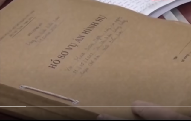 Tuyết và Hiền trước đây chơi khá thân với nhau, khi biết Hiền chơi bời lêu lổng bỏ học. Ông Việt bố Tuyết đã nhiều lần khuyên răn không cho con gái giao du với Hiền để tránh lâm vào cảnh gần mực thì đen. Tuy nhiên, con gái ông vẫn dấu diếm gia đình giao du với bạn xấu không ngờ tai hoạ bắt đầu từ mối quan hệ tưởng chừng như vô bổ ấy. 