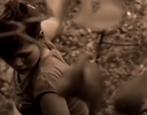 Ngay lập tức Tuyết mắc bẫy, Tuyết bí mật chuyển bị hành trang cần thiết cho chuyến đi xa. Trước khi lên đường, Hiền mừng như bắt được vàng khi nghe Tuyết xin cho cô em con cậu là Huệ được đi làm cùng. Tờ mờ sáng một ngày tháng 5/2013, khi bản làng còn chìm trong giấc ngủ Tuyết và Huệ đã lặng lẽ tạm biệt gia đình theo Hiền lên đường với rất nhiều hi vọng. Họ không thể biết được phía trước họ là con đường vô cùng tăm tối, là quãng đời mà sau này họ ước giá như mình chưa từng xảy ra.