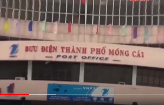 Sau một ngày hành trình vất vả, sẩm tối hôm ấy, 3 người đến TP Móng Cái, tỉnh Quảng Ninh. Tại đây, họ gặp Triệu Thị Sai hay còn gọi là Thu. Cơm nước xong, Hiền lấy cớ là bố mẹ ở quê bị rắn cắn nên giao 2 cô gái trẻ cho Sai để lập tức quay về Bắc Kạn. Ngay tối hôm ấy, Sai dẫn Tuyết và Huệ vượt biên sang đường tiểu ngạch sang Trung Quốc đó cũng là thời khắc đánh dấu những ngày tháng tủi nhục của 2 cô gái trẻ.