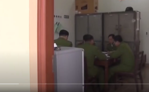 Theo tài liệu của cơ quan Công an, Triệu Thị Hiền (SN 1996, trú tại xã Bản Thi, huyện Chợ Đồn, tỉnh Bắc Kạn) ngay từ bé Hiền ăn chơi, bỏ bê học hành nhiều lần bị thầy cô giáo, nhà trường nhắc nhở vì vi phạm kỷ luật. Tuy nhiên, Hiền vẫn chứng nào tật đấy. Lên lớp 7, Hiền bỏ học, tuy bỏ học nhưng Hiền vẫn thường xuyên liên lạc với một số bạn bè cùng lớp để khi tiện thì tổ chức tụ tập chơi bời tán gẫu. Trong số bạn bè đó có Trần Thị Tuyết. 