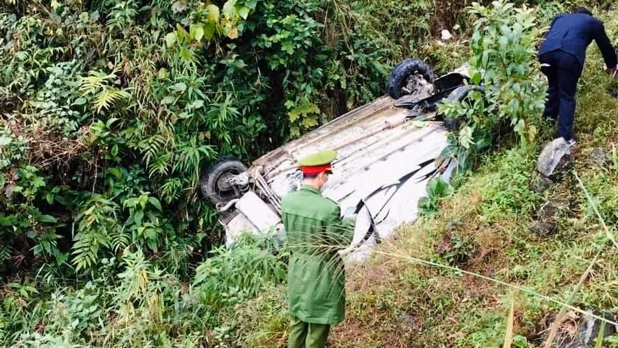  Ô tô lao xuống vực sâu 200 m, 3 người tử vong: Đêm 18/11, xe ô tô KIA Morning chở theo 4 người khi đến địa phận xã Pả Vi, huyện Mèo Vạc, Hà Giang) thì chiếc xe bất ngờ mất lái, đâm vào hộ lan rồi lao xuống vực sâu khoảng 200 m. Vụ tai nạn đã khiến 3 người tử vong, xe ô tô hư hỏng hoàn toàn. 