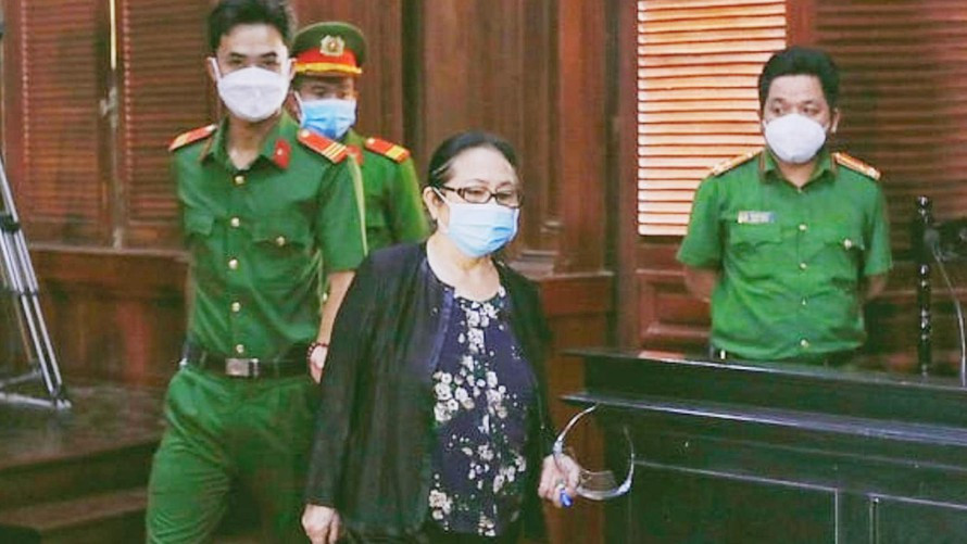 Bi de nghi phat tu chung than, ba Bach Diep va luat su bao chua gi?