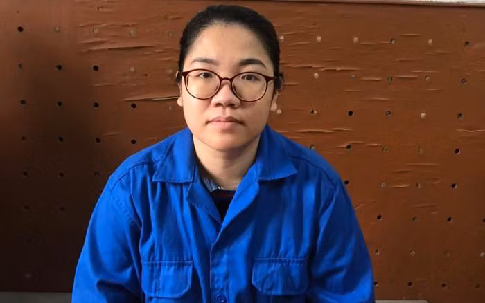  Lừa gần 20 tỷ đồng của nhiều người: Nhiều người do cả tin nên đã đưa tiền cho Giáp Thị Thu Hà (SN 1989, trú TP Hạ Long, Quảng Ninh) để đặt cọc mua đất, sau đó bán lại để hưởng tiền chênh lệch giá đất. Công an xác định, Hà đã lừa đảo chiếm đoạt gần 20 tỷ đồng của nhiều người. Ngày 16/11, Công an tỉnh Quảng Ninh cho biết đang khởi tố, bắt tạm giam Hà. 