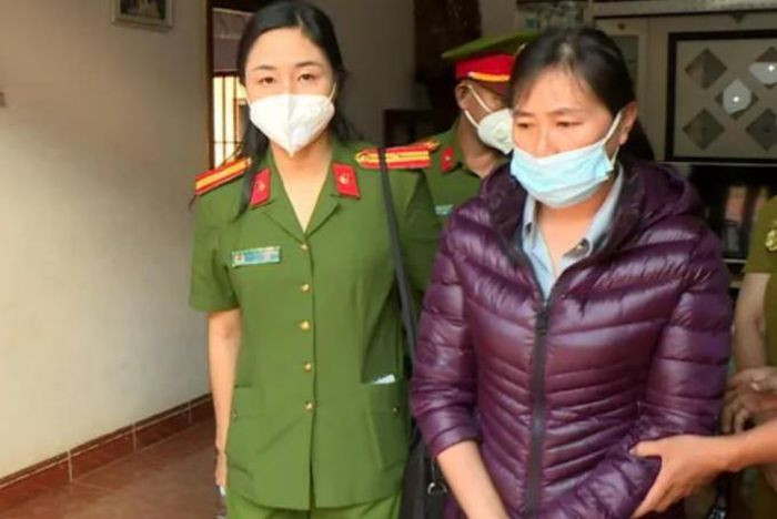  Làm sổ đỏ giả chiếm đoạt 6,3 tỷ đồng của ngân hàng: Ngày 15/11, Công an tỉnh Gia Lai cho biết đang điều tra 17 đối tượng về việc chiếm đoạt 6,3 tỷ đồng tại 6 ngân hàng. Các đối tượng đã cấu kết với cán bộ xã Ia Grăng và Văn phòng Đăng ký đất đai huyện Ia Grai làm giả làm hợp đồng sang nhượng, rồi làm thủ tục xin cấp 14 sổ đỏ thật trên diện tích 29ha. Sau đó, các đối tượng đem các sổ đỏ thật này đi vay ngân hàng để chiếm đoạt tiền. (Đối tượng Bùi Thị Nguyên Sáng, nguyên Giám đốc Văn phòng Đăng ký đất đai huyện Ia Grai)