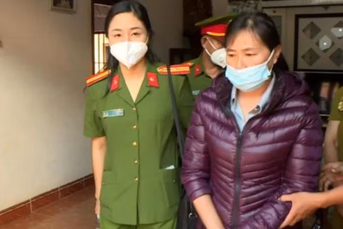  Làm sổ đỏ giả chiếm đoạt 6,3 tỷ đồng của ngân hàng: Ngày 15/11, Công an tỉnh Gia Lai cho biết đang điều tra 17 đối tượng về việc chiếm đoạt 6,3 tỷ đồng tại 6 ngân hàng. Các đối tượng đã cấu kết với cán bộ xã Ia Grăng và Văn phòng Đăng ký đất đai huyện Ia Grai làm giả làm hợp đồng sang nhượng, rồi làm thủ tục xin cấp 14 sổ đỏ thật trên diện tích 29ha. Sau đó, các đối tượng đem các sổ đỏ thật này đi vay ngân hàng để chiếm đoạt tiền. (Đối tượng Bùi Thị Nguyên Sáng, nguyên Giám đốc Văn phòng Đăng ký đất đai huyện Ia Grai)