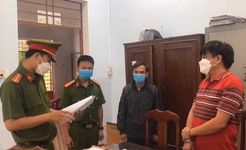  Lừa chạy án, chiếm đoạt gần 1 tỷ đồng: Người đàn ông được Nguyễn Đức Thu (63 tuổi, ngụ huyện Thăng Bình, Quảng Nam) giới thiệu cho Trà Thanh Phong (42 tuổi, tạm trú cùng địa phương) “chạy án” cho vợ với giá 970 triệu đồng nhưng khi nhận được tiền thì Phong đã “im hơi lặng tiếng”, biết bị lừa người đàn ông này đã trình báo Công an. Ngày 12/11, Công an huyện Thăng Bình cho biết đã bắt tạm giam Phong còn Thu bị khởi tố cấm đi khởi nơi cư trú. (Phong áo đỏ)