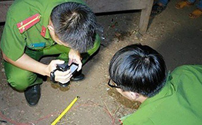  Đâm bạn tử vong sau khi xem bóng đá: Sau khi xem bóng đá ở TP Cẩm Phả, Quảng Ninh, cả nhóm xảy ra xô xát. T.X.D. (34 tuổi, trú huyện Đình Hóa, Thái Nguyên) dùng dao đâm vào đùi anh anh T.V.T. (32 tuổi, quê huyện Ba Bể, tỉnh Bắc Kạn) làm nạn nhân mất máu dẫn đến tử vong. Ngày 12/11, Công an TP Cẩm Phả cho biết đang điều tra, làm rõ. 