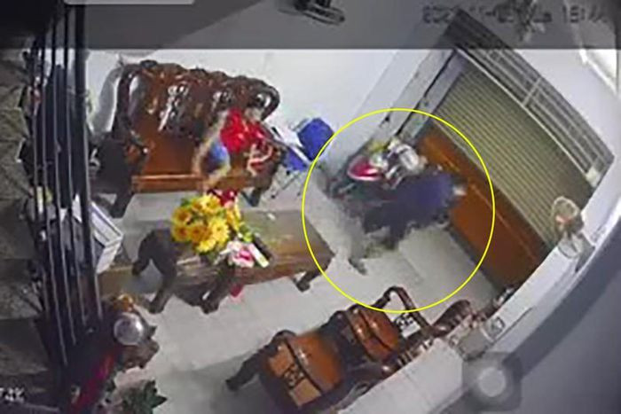  Cướp xông vào tận nhà, giật iPad trên tay bé trai 10 tuổi: Ngày 11/11, anh ĐT ngụ trên đường ĐT74, ấp 4 (xã Đông Thạnh, huyện Hóc Môn, TP.HCM), cho biết con trai của mình vừa bị kẻ cướp vào tận nhà, giật chiếc iPad đang cầm trên tay. Anh T cho biết do chiếc iPad không có giá trị cao (khoảng 4 triệu - PV) nên không trình báo Công an.