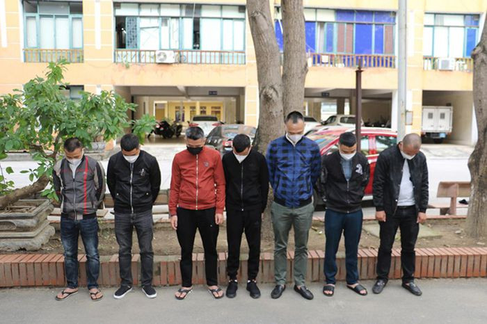  Triệt phá đường dây cá độ bóng đá hơn 1.500 tỷ đồng: Ngày 11/11, Công an thành phố Vinh (tỉnh Nghệ An) cho biết vừa triệt phá đường dây cá độ bóng đá trực tuyến qua mạng internet và cho vay nặng lãi hàng nghìn tỷ đồng. Chỉ trong 5 tháng, các đối tượng trong đường dây phạm tội đã tổ chức và tham gia cá độ bóng đá qua mạng internet với tổng số tiền hơn 1.500 tỷ đồng.