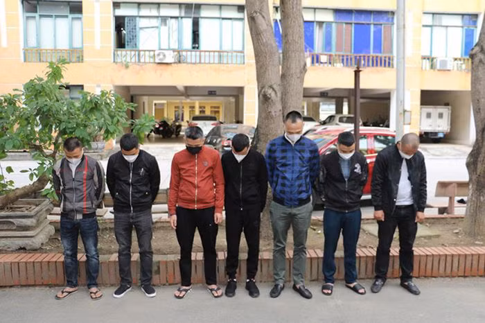  Triệt phá đường dây cá độ bóng đá hơn 1.500 tỷ đồng: Ngày 11/11, Công an thành phố Vinh (tỉnh Nghệ An) cho biết vừa triệt phá đường dây cá độ bóng đá trực tuyến qua mạng internet và cho vay nặng lãi hàng nghìn tỷ đồng. Chỉ trong 5 tháng, các đối tượng trong đường dây phạm tội đã tổ chức và tham gia cá độ bóng đá qua mạng internet với tổng số tiền hơn 1.500 tỷ đồng.