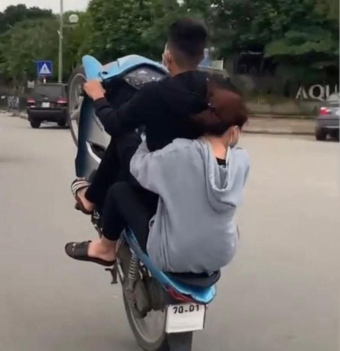  Xử phạt nam thanh niên chở bạn gái bốc đầu xe máy: Ngày 11/11, Công an TP Hà Nội đã ra quyết định xử phạt hành chính đối với N.A.Đ (SN 2005; trú tại phường Mai Dịch, quận Cầu Giấy) có hành vi điều khiển xe máy 'bốc đầu', không đội mũ bảo hiểm rồi quay clip đăng lên mạng xã hội. 