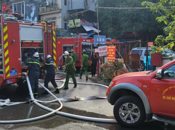  Cháy khu tập thể lan ra nhiều tầng, 4 người mắc kẹt được giải cứu: Khoảng 14h ngày 11/10, người dân tại ngõ 10 Nguyên Hồng, phường Thành Công, quận Ba Đình, Hà Nội, phát hiện ngọn lửa bốc lên từ khu tập thể Thành Công. Hỏa hoạn bắt nguồn từ tầng 3, sau đó lan ra các tầng 4, 5 của khu tập thể. 4 người dân mắc kẹt được giải cứu thành công. 