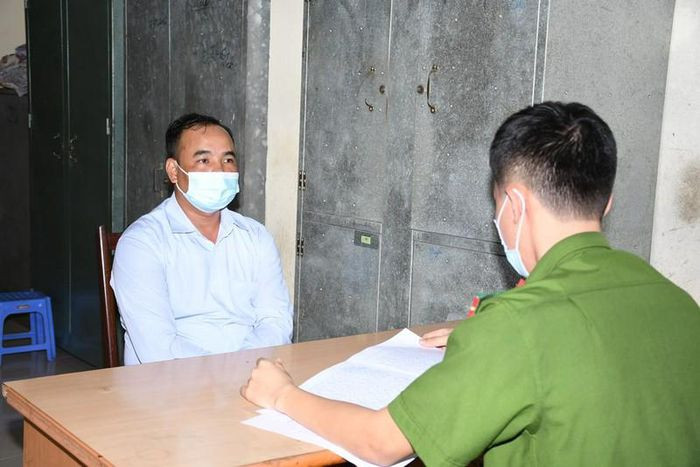  Xưng đại tá công an để lừa chạy án, xin việc: Nguyễn Hải Hà (40 tuổi, trú huyện An Dương, Hải Phòng) xưng là đại tá Công an nhận làm giấy tờ đất, xin việc làm, chạy án để chiếm đoạt tiền của người dân tại nhiều tỉnh thành. Bước đầu, cơ quan điều tra đã nhận được trình báo của chín bị hại về hành vi lừa đảo chiếm đoạt tài sản của Hà. Ngày 11/11, Công an TP Hải Phòng cho biết đang điều tra, làm rõ.