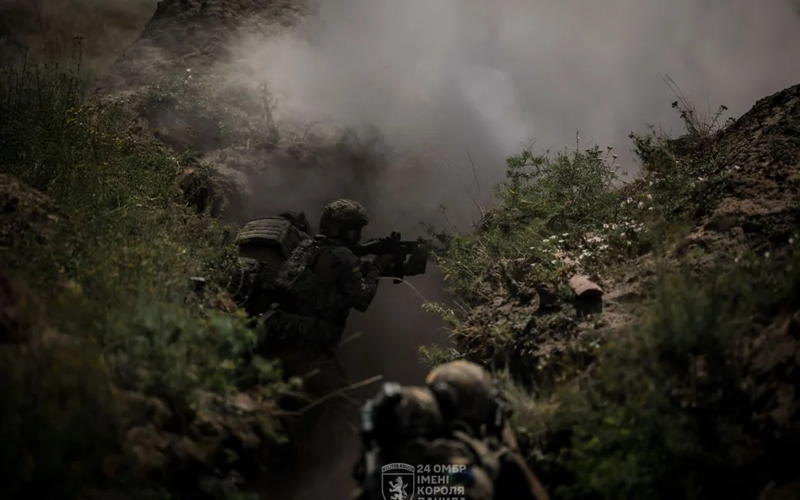 Tuy nhiên, đây cũng là một rào cản tự nhiên; chỉ cần quân Nga chuyển hướng tấn công và chặn các cây cầu từ phía bắc, quân Ukraine sẽ không thể rút lui về phía nam từ hướng này. Hiện tại, quân Nga đang thực hiện chiến thuật này. Ảnh: Bộ Tổng tham mưu Quân đội Ukraine.