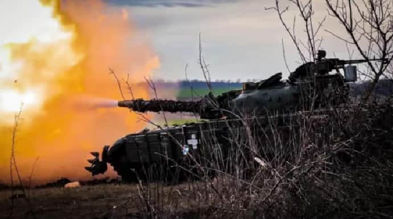 Lúc này, lực lượng chủ lực Nga tại Selidovo bất ngờ tiến về phía nam, áp sát phía tây của Kurakhove, tạo thành một thế bao vây rộng lớn xung quanh Kurakhove. Hiện tại, quân Nga đã tiến đến làng Novopetrivka và ít nhất đã chiếm được một nửa ngôi làng này. Ảnh: Bộ Quốc phòng Ukraine.