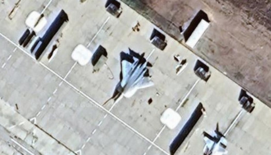 Theo Cơ quan tình báo Ukraine, máy bay Su-57 đang đậu tại sân bay Akhtubinsk, cách tiền tuyến ở Ukraine 589 km, nằm giữa lực lượng Ukraine và Nga. “Hình ảnh vệ tinh cho thấy máy bay còn nguyên vẹn vào ngày 7/6, nhưng đến ngày 8/6, các hố bom từ vụ nổ và thiệt hại do hỏa hoạn đã có thể nhìn thấy rõ ràng gần đó”, Cơ quan tình báo Ukraine tuyên bố. Những hình ảnh này được công bố cùng với thông báo.