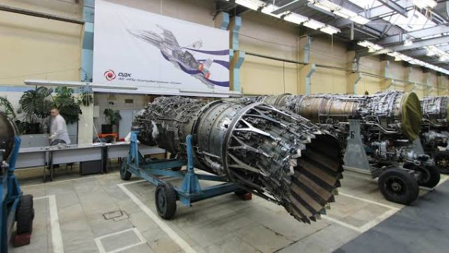 Su-57 có chiều dài khoảng 20,1m, sải cánh 14,1m và chiều cao khoảng 4,74m. Những kích thước này góp phần vào hiệu quả khí động học và khả năng tàng hình của nó.