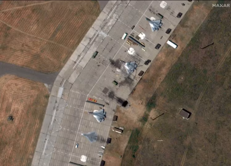 Vào đầu tháng 6 năm nay, Cơ quan tình báo Ukraine đã báo cáo rằng lực lượng Ukraine đã tấn công thành công một chiếc Sukhoi Su-57 của Nga , một máy bay chiến đấu thế hệ mới nhất, tại một căn cứ không quân của Nga. Cơ quan tình báo Ukraine thậm chí còn cung cấp hình ảnh vệ tinh để chứng minh cho tuyên bố của họ.