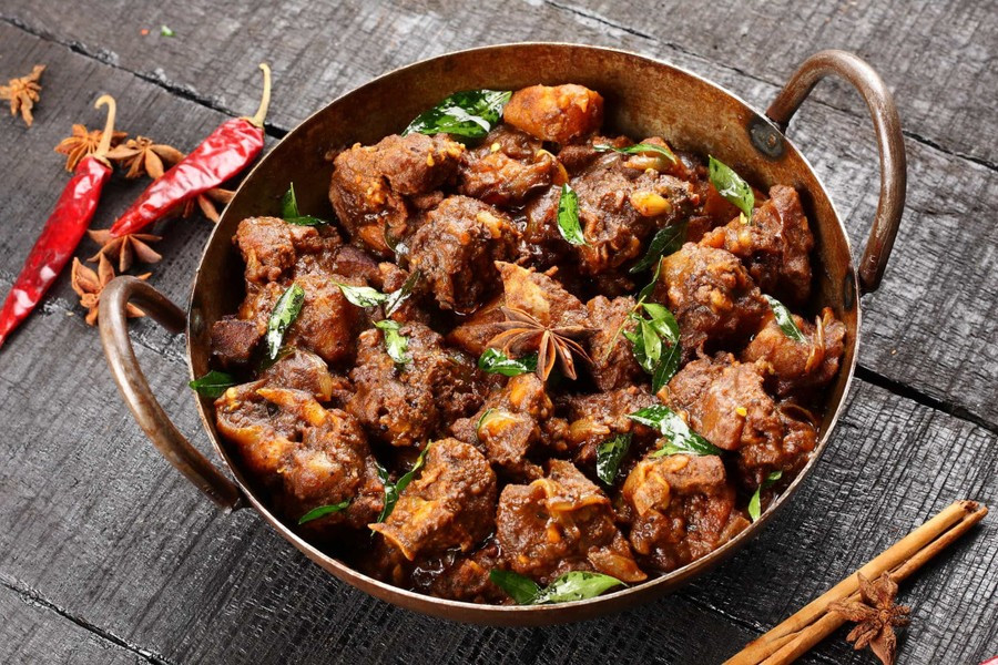 Lực lượng vũ trang Singapore có 3 lựa chọn về khẩu phần ăn: Hồi giáo, không theo đạo Hồi và ăn chay. Các món ăn gồm cơm thịt cừu, cơm gà, mì ống gạo, mì xào chay, mì ăn liền, tráng miệng có lúa mạch với sữa, đậu xanh nước cốt dừa, thanh trái cây và bánh quy.