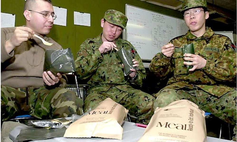 Thực đơn đóng gói sẵn của Lực lượng Phòng vệ Nhật Bản bao gồm xúc xích, cà ri bò, gà nướng, thịt viên, thịt lợn chua ngọt, cá hồi nướng, cá thu sốt gừng, cá ngừ, rau muối, dưa chua Takana, salad khoai tây và súp ăn liền.