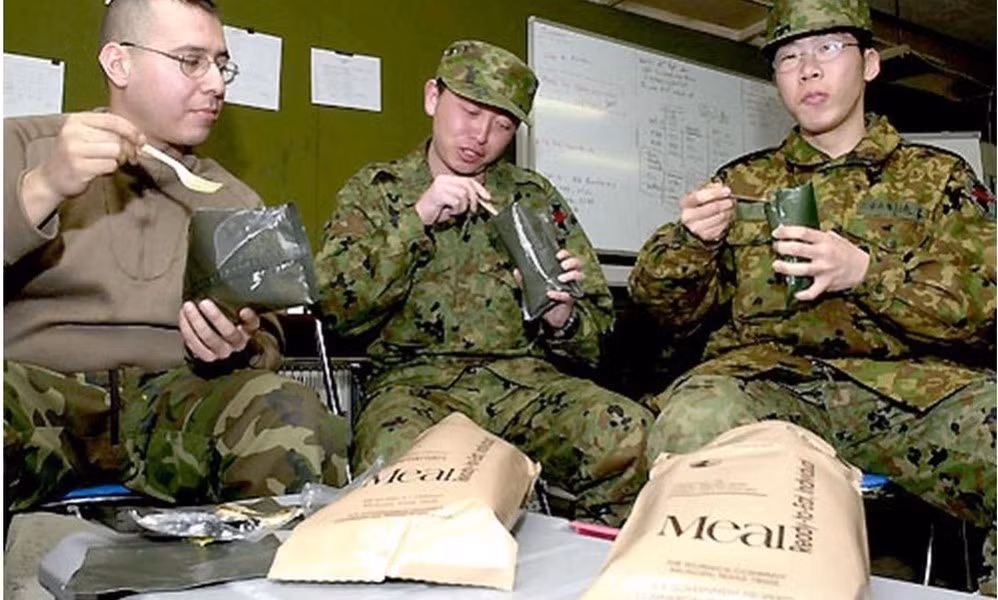 Thực đơn đóng gói sẵn của Lực lượng Phòng vệ Nhật Bản bao gồm xúc xích, cà ri bò, gà nướng, thịt viên, thịt lợn chua ngọt, cá hồi nướng, cá thu sốt gừng, cá ngừ, rau muối, dưa chua Takana, salad khoai tây và súp ăn liền.