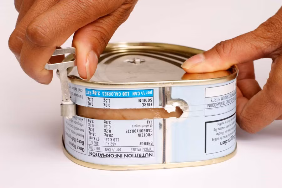 Khẩu phần dã chiến của quân đội Hy Lạp bao gồm thịt hộp, thịt với rau, pho mát, bánh quy cứng, mật ong và nho khô hoặc sô cô la.