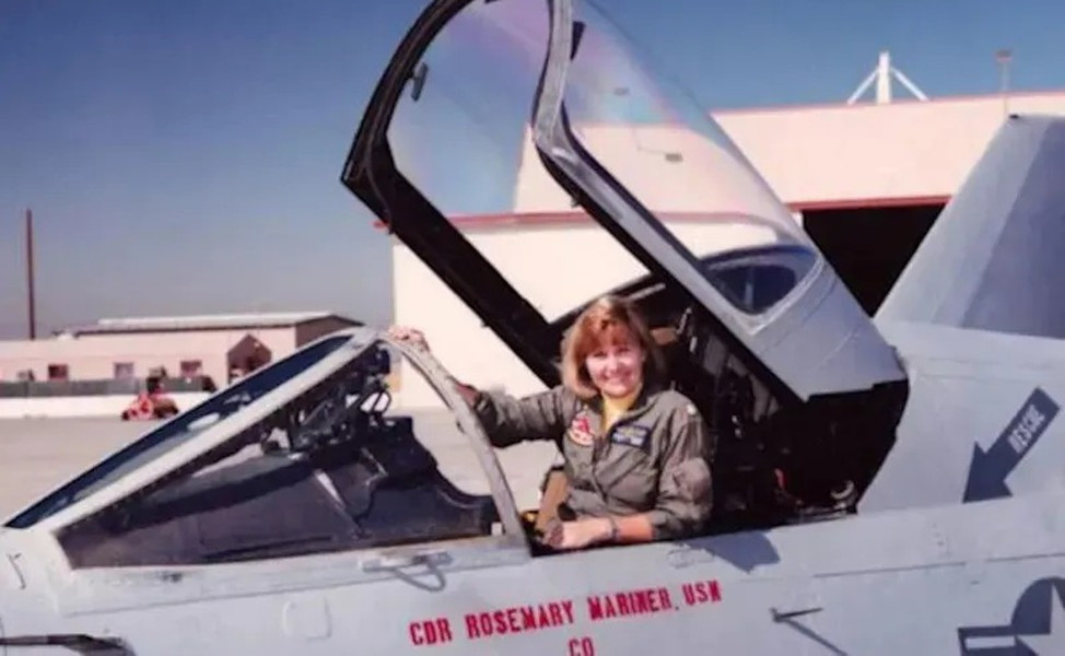 Rosemary Mariner, người đã qua đời vào năm 2019, bà là người phụ nữ đầu tiên trong hải quân lái máy bay phản lực chiến thuật vào năm 1974.