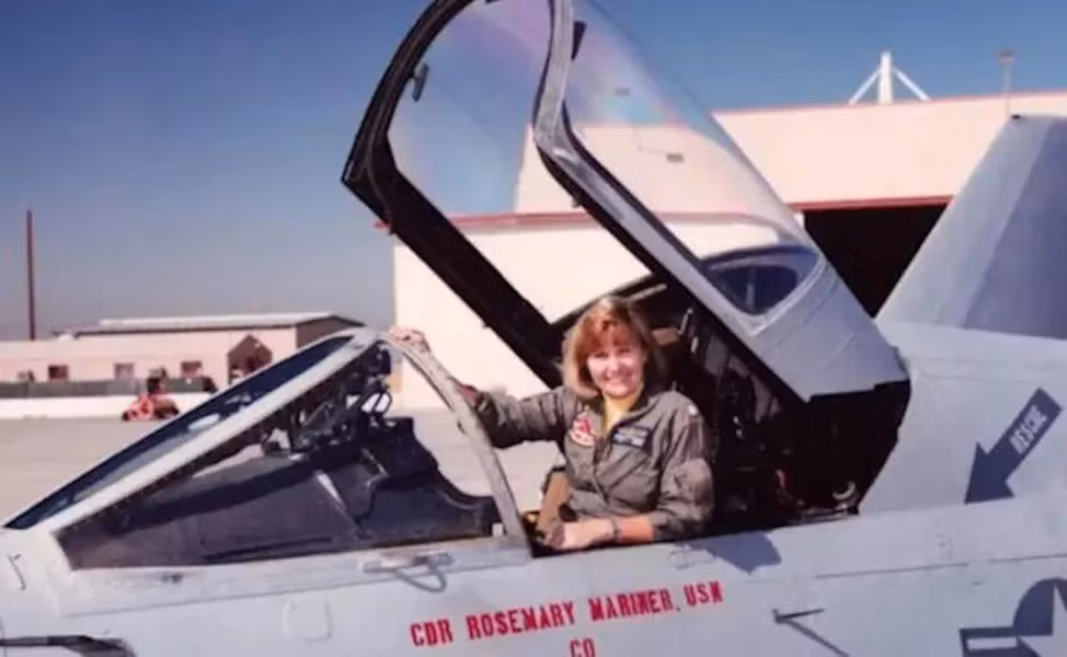 Rosemary Mariner, người đã qua đời vào năm 2019, bà là người phụ nữ đầu tiên trong hải quân lái máy bay phản lực chiến thuật vào năm 1974.