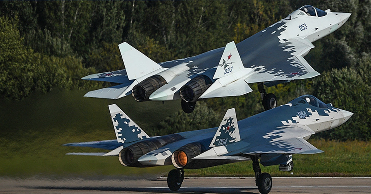 Về đặc điểm kỹ thuật, Su-57 có vật liệu composite tiên tiến để giảm tiết diện radar, vòi phun điều hướng lực đẩy để tăng khả năng cơ động và khoang vũ khí bên trong, duy trì khả năng tàng hình. Nó được trang bị hệ thống radar tinh vi, bao gồm radar N036 Byelka AESA, cung cấp khả năng theo dõi và nhắm mục tiêu vượt trội.