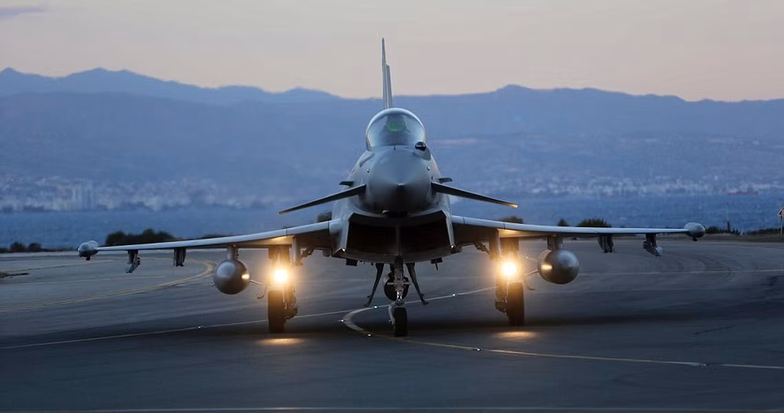 Do Eurofighter Typhoon EF-2000 mang nhiều vũ khí bên ngoài thân nên công nghệ tàng hình của nó không được tiên tiến như các mẫu máy bay chiến đấu thế hệ 5.
