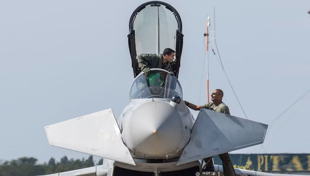 Mặc dù Eurofighter EF-2000 là máy bay chiến đấu thế hệ 4 nhưng nó lại có một vài tính năng của tiêm kích thế hệ 5, như “tàng hình”.