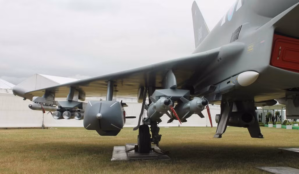 Có được điều này là do Eurofighter Typhoon EF-2000 được chế tạo từ: vật liệu tổng hợp sợi các bon, nhôm lithi, titan… giúp máy bay có khả năng bán tàng hình.